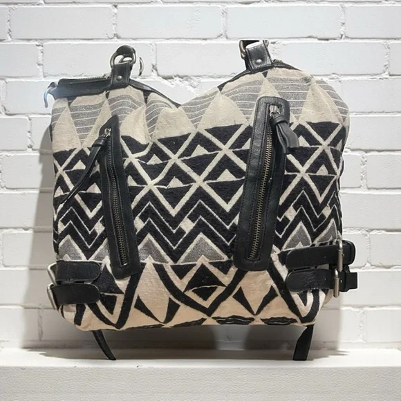 🔺SOLD🔺American Eagle Outfitters Black and White Graphic Tote casual chic - Picture 1 of 9